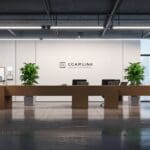 Oficina moderna minimalista con decoraciones tecnológicas en un entorno urbano