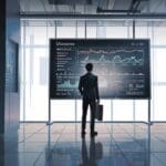 Oficinas modernas con pantallas mostrando análisis de datos tecnológicos en un entorno colaborativo.