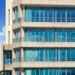 Edificio moderno de oficinas en La Habana con vista al horizonte urbano