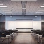 Sala de conferencias moderna con elementos tecnológicos en un edificio corporativo.