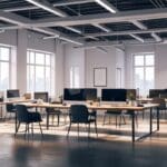 Espacio de coworking moderno con equipos de alta tecnología y decoración minimalista
