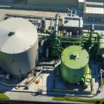 Vista aérea de una planta industrial innovadora con tecnología avanzada en verde y gris