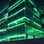 Edificio tecnológico moderno iluminado con luces verdes durante la noche