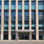 Edificios modernos de oficinas representando el sector fintech en una ciudad metropolitana.