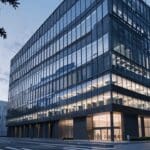 Edificio moderno de oficinas con luz natural y diseño tecnológico contemporáneo.
