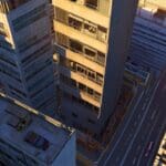 Vista aérea de modernas edificaciones urbanas en construcción al atardecer