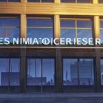 Edificios modernos y tecnológicos en un distrito financiero de EE.UU. al amanecer