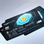 Tarjeta digital futurista sobre un fondo tecnológico con iconos de seguros