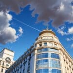 Edificios modernos y tecnológicos en el centro de Madrid con cielo claro