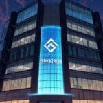Edificio moderno con logotipos de startups tecnológicas al anochecer