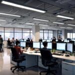Oficinas modernas y tecnológicas de una aceleradora de startups en Santiago de Chile, con equipos de trabajo colaborando.