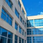 Edificios modernos de un campus universitario bajo un cielo azul claro