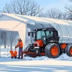 Agrónomo revisando tecnología avanzada en un invernadero moderno