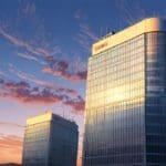 Edificio moderno y tecnológico al atardecer, simbolizando el avance y la innovación financiera.