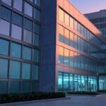Edificios modernos de tecnología en un campus corporativo al amanecer