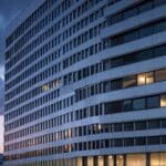 Fachada de un moderno edificio de alta tecnología en Europa al amanecer