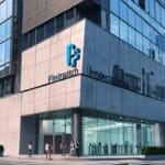 Edificio corporativo moderno con logotipo de fintech en una ciudad.