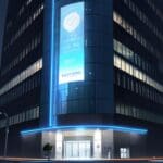 Vista de un elegante edificio corporativo con un cartel digital futurista iluminado en la fachada.