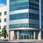 Fachada moderna de una sede corporativa de tecnología en un entorno urbano