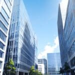 Conjunto de modernos edificios de oficinas rodeados de árboles en el centro de una ciudad tecnológica