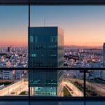 Vista panorámica de oficinas modernas con tecnología digital en Cádiz al anochecer
