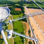 Vista aérea de un área de infraestructura avanzada con antenas satelitales y paisajes naturales integrados.