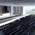 Vista moderna de un centro de convenciones con temática tecnológica en Vigo