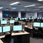 Oficinas modernas de una startup tecnológica en Carolina del Norte con pantallas y computadoras.