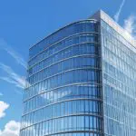 Fachada moderna de un edificio corporativo de alta tecnología bajo un cielo despejado