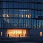 Edificio moderno de oficinas en un centro tecnológico urbano al atardecer