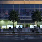 Oficina moderna con computadoras y ambiente tecnológico en la ciudad de Lima, Perú al atardecer