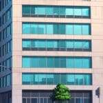 Edificio moderno de una startup tecnológica con fondo urbano.