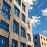 Edificios modernos y tecnológicos en Ceuta bajo un cielo despejado