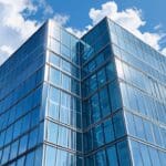 Edificio moderno de oficinas con cielo despejado y luz de día