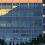 Vista moderna de un centro tecnológico con edificios de oficinas al amanecer