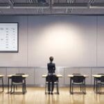 Sala de juntas moderna con pantallas mostrando datos financieros en un entorno corporativo.