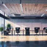 Espacio moderno de oficinas con equipos de tecnología avanzada.