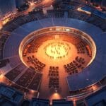 Vista aérea de un moderno centro de conferencias en una ciudad costera al atardecer