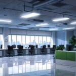 Oficina moderna con tecnología avanzada, vista desde arriba, ambiente luminoso y profesional.