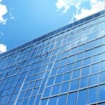 Edificio moderno en un parque empresarial con cielo despejado y tecnología visible