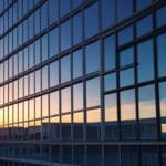 Edificios de oficinas modernas con tecnología avanzada al amanecer