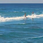 Moderno buque autónomo navegando en alta mar con un horizonte despejado