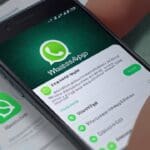 Pantalla de un smartphone mostrando una conversación de WhatsApp en un entorno laboral moderno