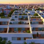 Vista urbana moderna de Córdoba con edificios residenciales contemporáneos al atardecer