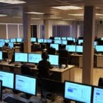 Oficinas modernas con equipos de desarrolladores trabajando en soluciones de inteligencia artificial en Buenos Aires