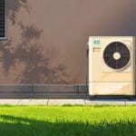 Dispositivo de aire acondicionado portátil ecológico en un entorno al aire libre.