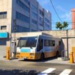 Camioneta eléctrica estacionada en un entorno urbano moderno en Los Ángeles, con edificios altos de fondo