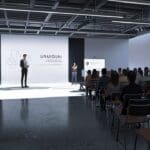 Concurso de moda tecnológica con jurado evaluando proyectos innovadores en una sala moderna.