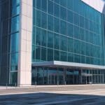 Exterior moderno de un centro de convenciones en un entorno urbano bajo el cielo despejado