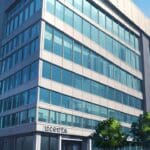 Edificio moderno de oficinas tecnológicas en un entorno urbano